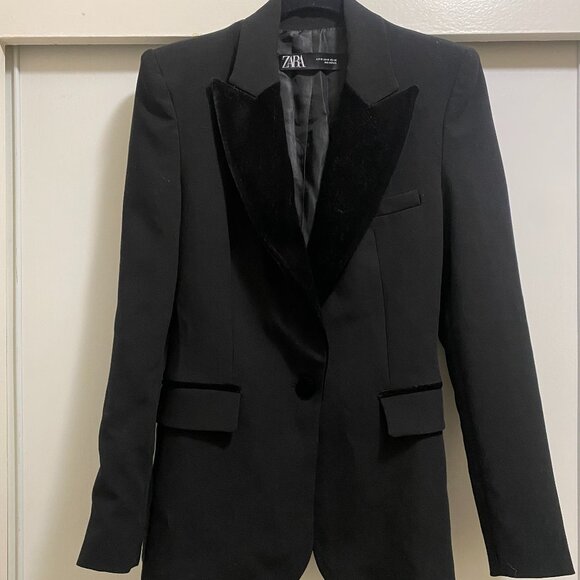 Structured Black Zara Blazer with Velvet Lapel - Picture 1 of 6